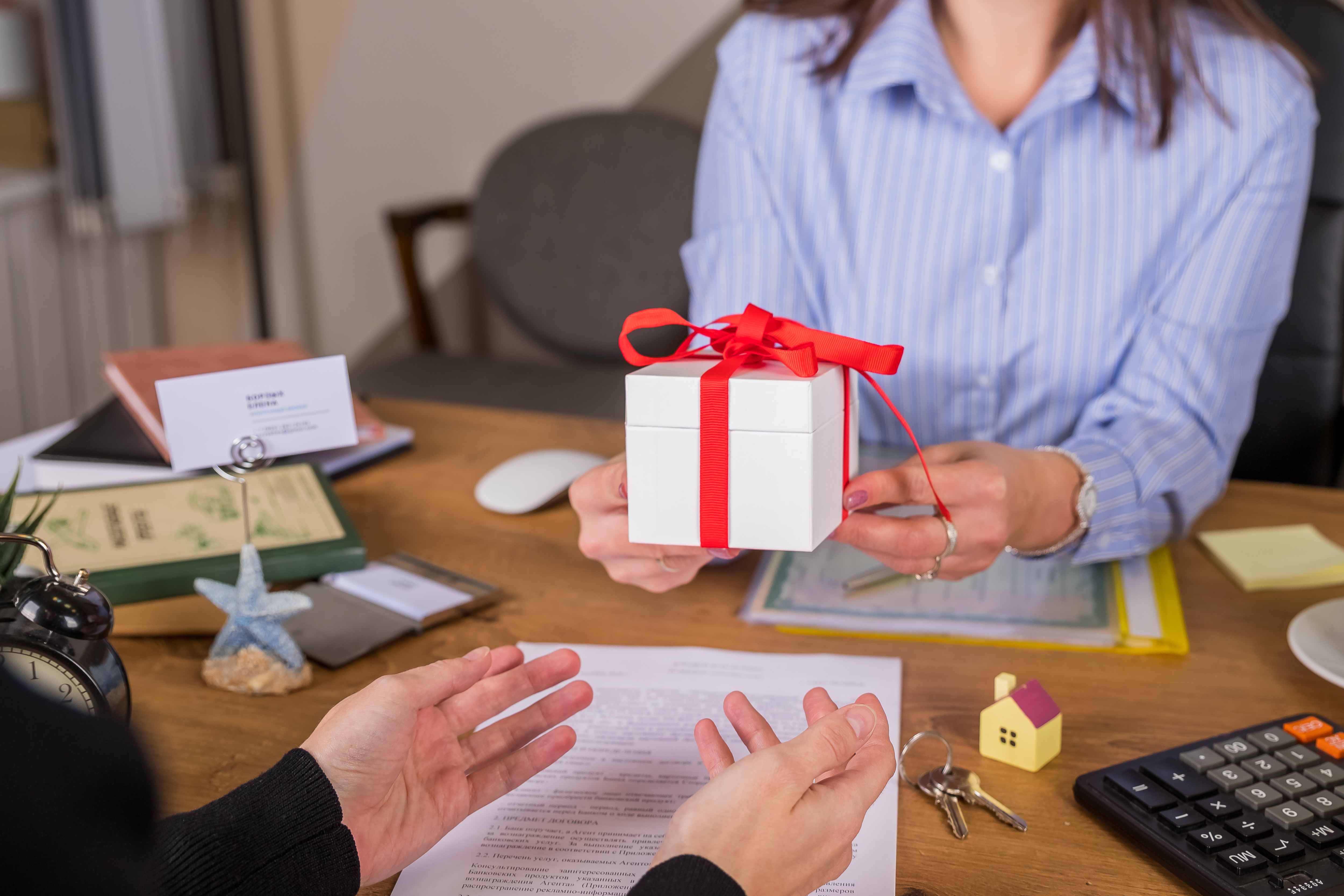 Облагается ли НДС передача подарков и льгот сотрудникам?